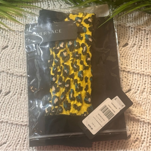 NWT Brand New Versace Leopard Jacquard Logo Crew Socks
Size : Medium - Picture 3 of 10